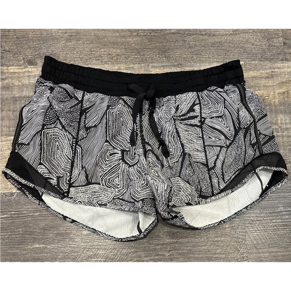 Lululemon Shorts Size 6 Dottie Tribe White Black Hotty Hot Shorts - Picture 1 of 8
